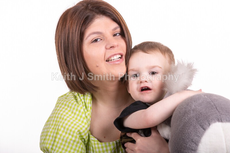 2KJS2756 - Jannie, Kristen & family. Studio