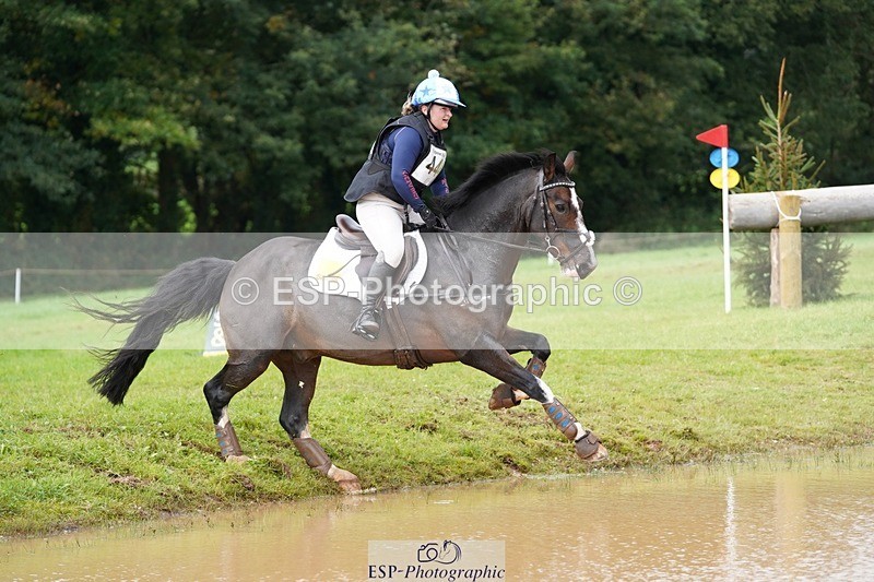 231021-135426-17447 - 444-REDHILL.SKANDEL-Emma.Stokes-SC+XC