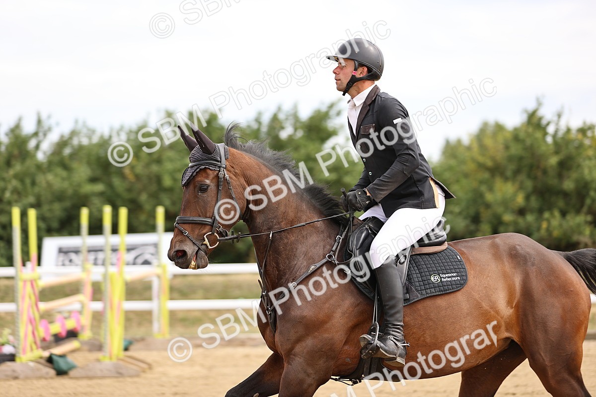 SBM_009563 - Class 8 - Senior Newcomers - 1.10  Open