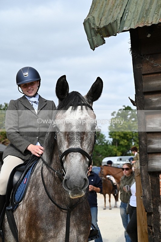 WJ6_3364 - Berks & Bucks - The Old farmhouse - Hound Exercise 20-08-25