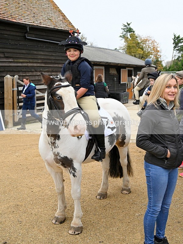 WJ7_6075 - Berks & Bucks - Children's Meet - The Old Farmhouse – Steventon.