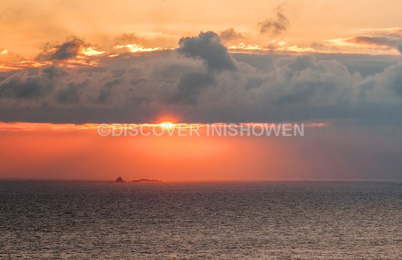 Sunrise above Tor Beg rock - Nature