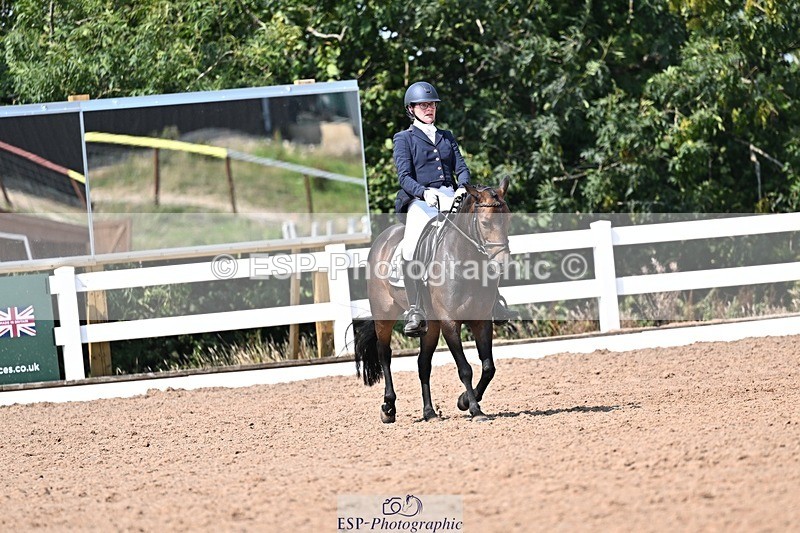 250816-122601-04018 - 090-Sarah.GoddardSaris.Fingers.Crossed