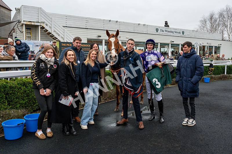 281225-Race 1-Couldbeaweapon-3672 - Race 1