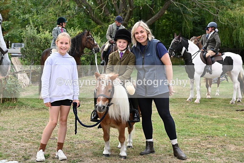WJ6_3734 - Berks & Bucks - The Old farmhouse - Hound Exercise 20-08-25