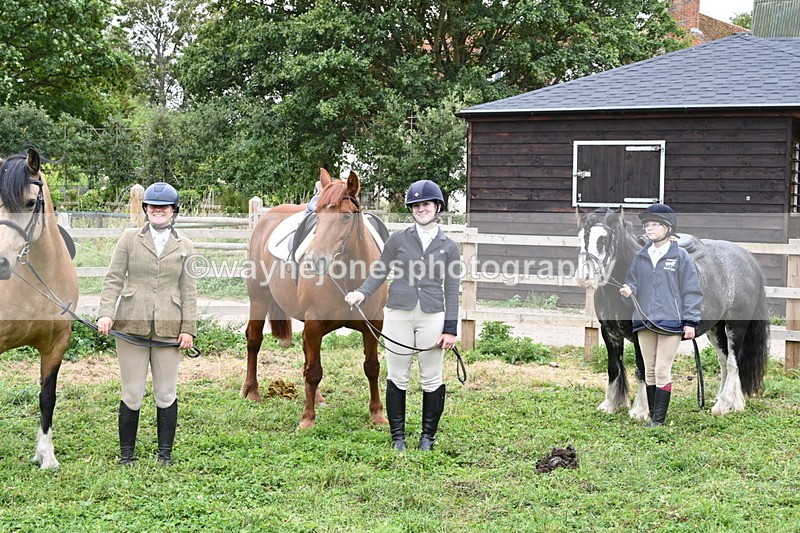 WJ6_2912 - Berks & Bucks - The Old farmhouse - Hound Exercise 20-08-25