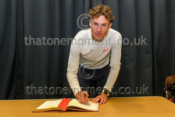 Monument25-520904 - Set Five