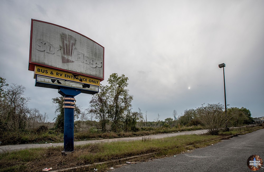 Abandoned Six Flags (New Orleans, LA) | Entrance Sign - Six Flags New Orleans