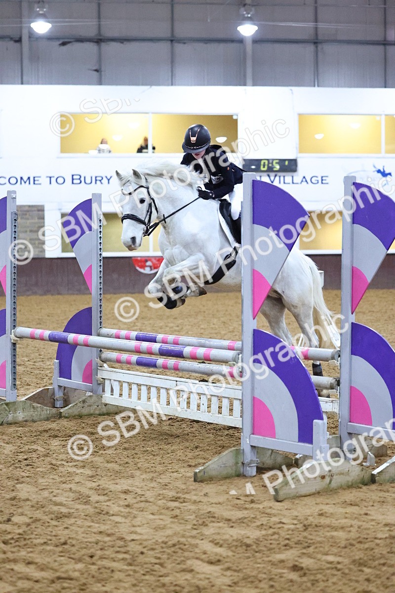 SBM_002667 - Class 6 - Holly & Ivy Stakes - 90cm