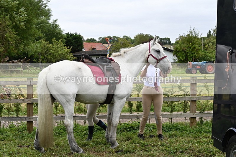 WJ6_2859 - Berks & Bucks - The Old farmhouse - Hound Exercise 20-08-25