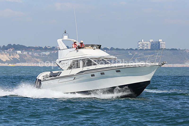 160830 WIGHT MAGIC - FAIRLINE CORNICHE Y92A8603 - Flybridge Cruisers