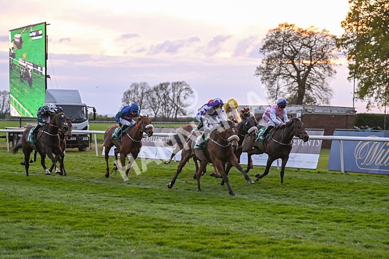 220425-Race 8-Dumfries-9625 - Race 8