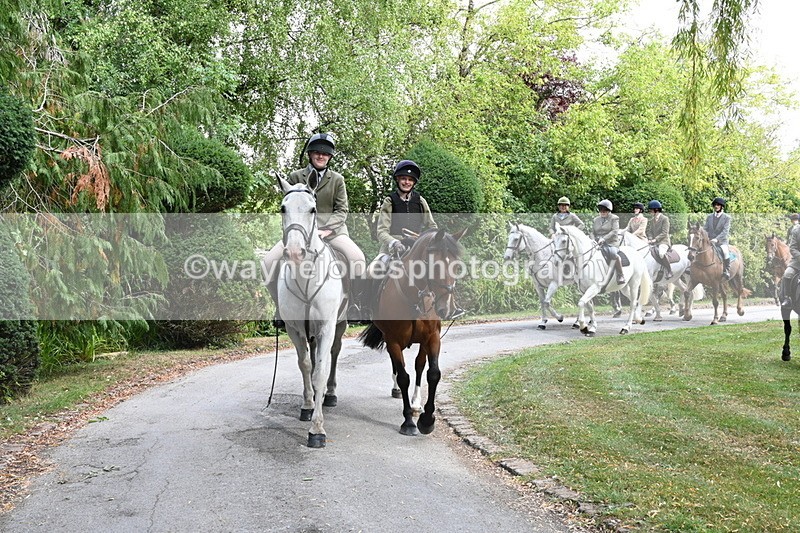 WJ6_3974 - Berks & Bucks - The Old farmhouse - Hound Exercise 20-08-25