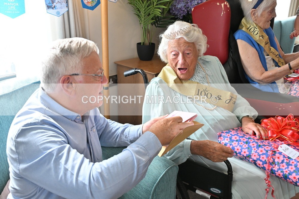 AM3_1406 - Iris and Betty.