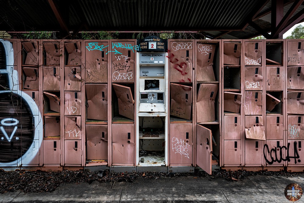 Abandoned Six Flags (New Orleans, LA) | Smashed Lockers - Six Flags New Orleans