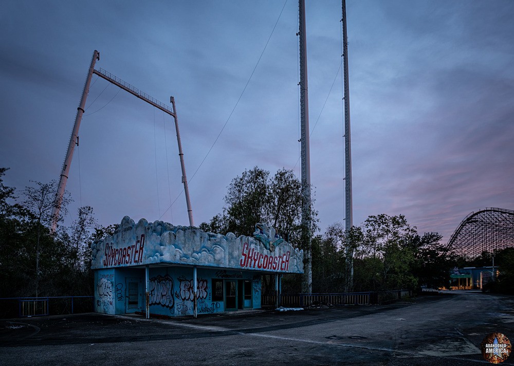 Abandoned Six Flags (New Orleans, LA) | Skycoaster Entrance - Six Flags New Orleans