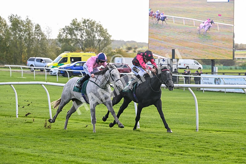 281025-Race 1-Control Room-0610 - Race 1