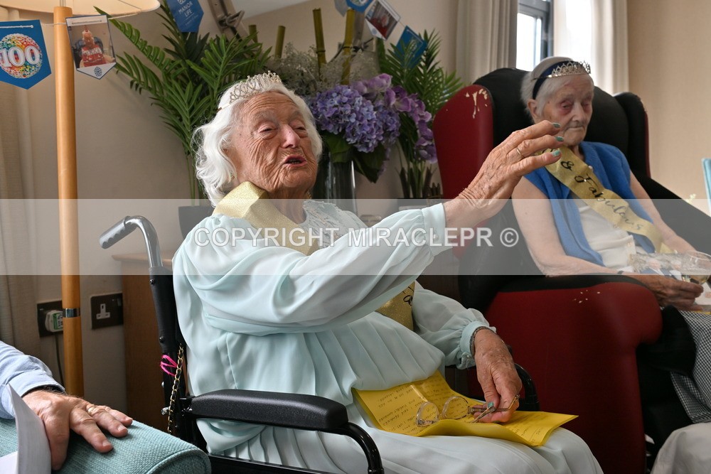 AM3_1170 - Iris and Betty.