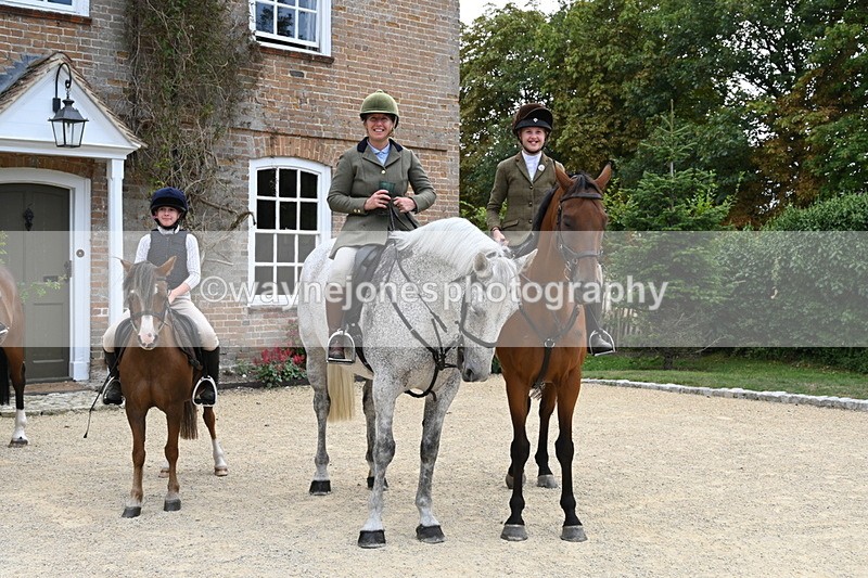 WJ6_3715 - Berks & Bucks - The Old farmhouse - Hound Exercise 20-08-25