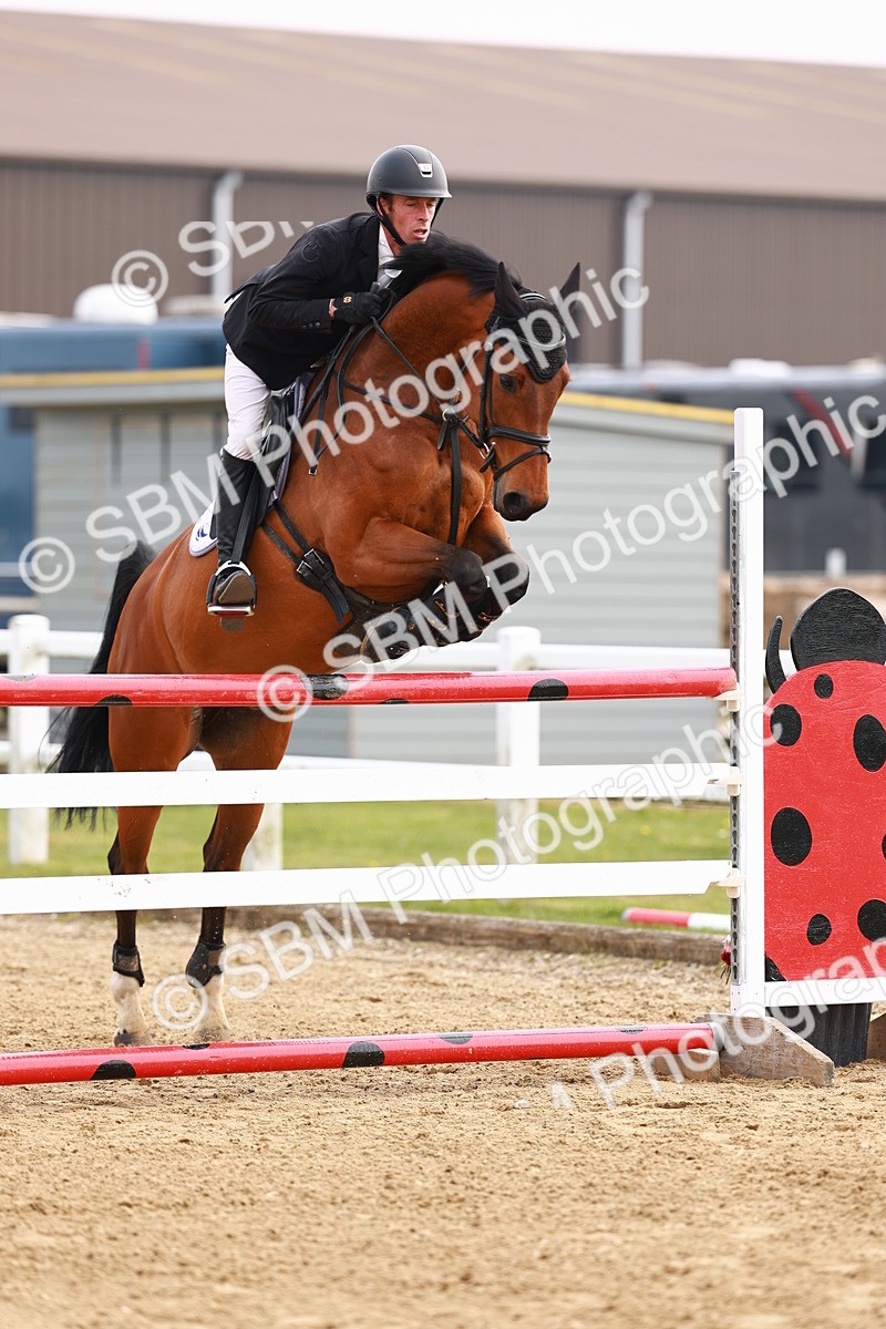  - Class 19 - Senior Foxhunter - 1.20m