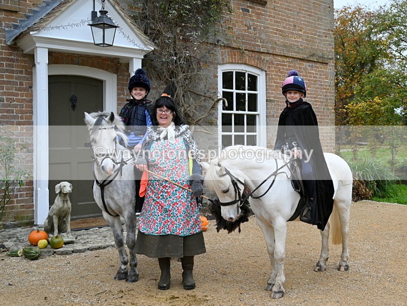 WJ7_6859 - Berks & Bucks - Children's Meet - The Old Farmhouse – Steventon.