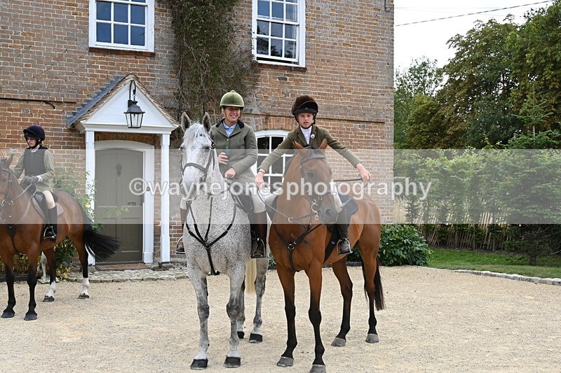 WJ6_3603 - Berks & Bucks - The Old farmhouse - Hound Exercise 20-08-25