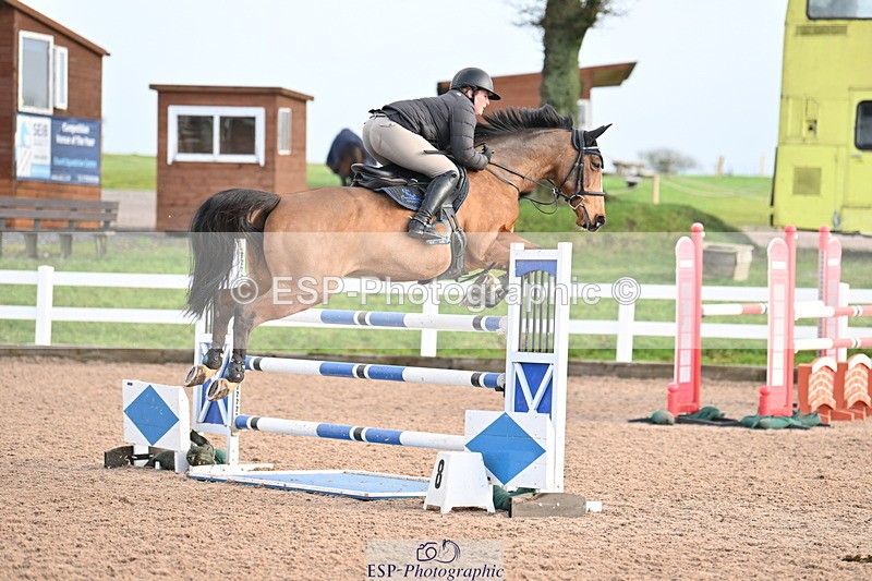 231209A-124202-01809 - Cls 12 Newcomers & 1.10m Open