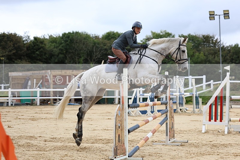 3E7A3070 - Class 8: Senior Newcomers/1.10m open