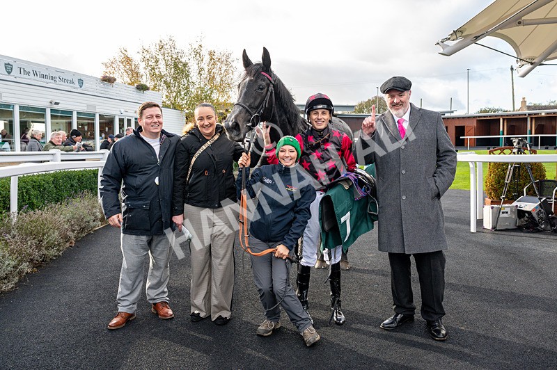 281025-Race 1-Control Room-8050 - Race 1