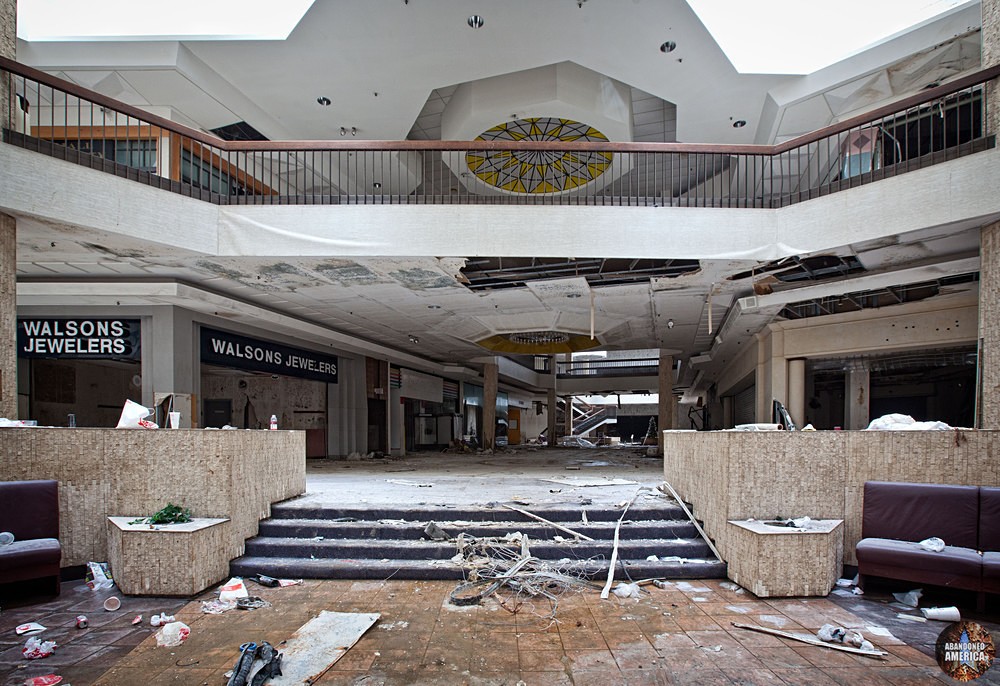 Randall Park Mall (North Randall, OH) | Recessed Seating - Randall Park Mall