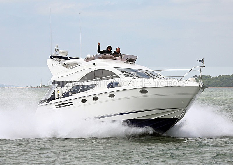 130609 VALDA FAIRLINE PHANTOM 40 WT7A1586 - Flybridge Cruisers