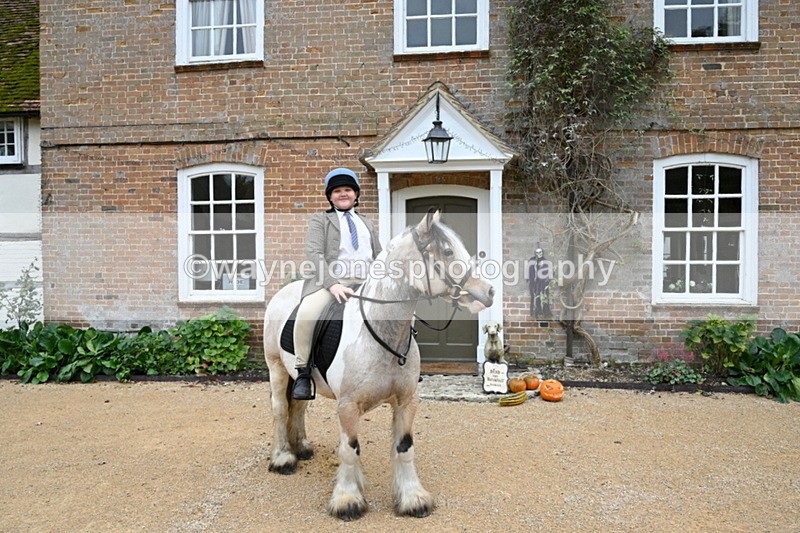 WJ7_6701 - Berks & Bucks - Children's Meet - The Old Farmhouse – Steventon.