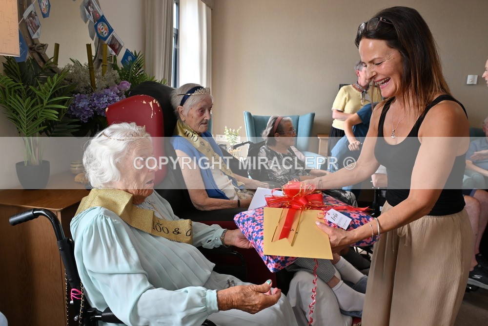 AM3_1299 - Iris and Betty.