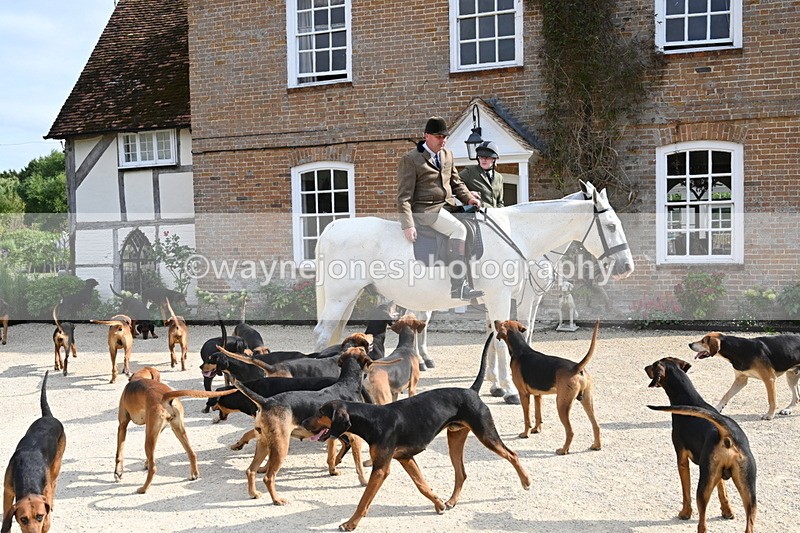 WJ6_3298 - Berks & Bucks - The Old farmhouse - Hound Exercise 20-08-25