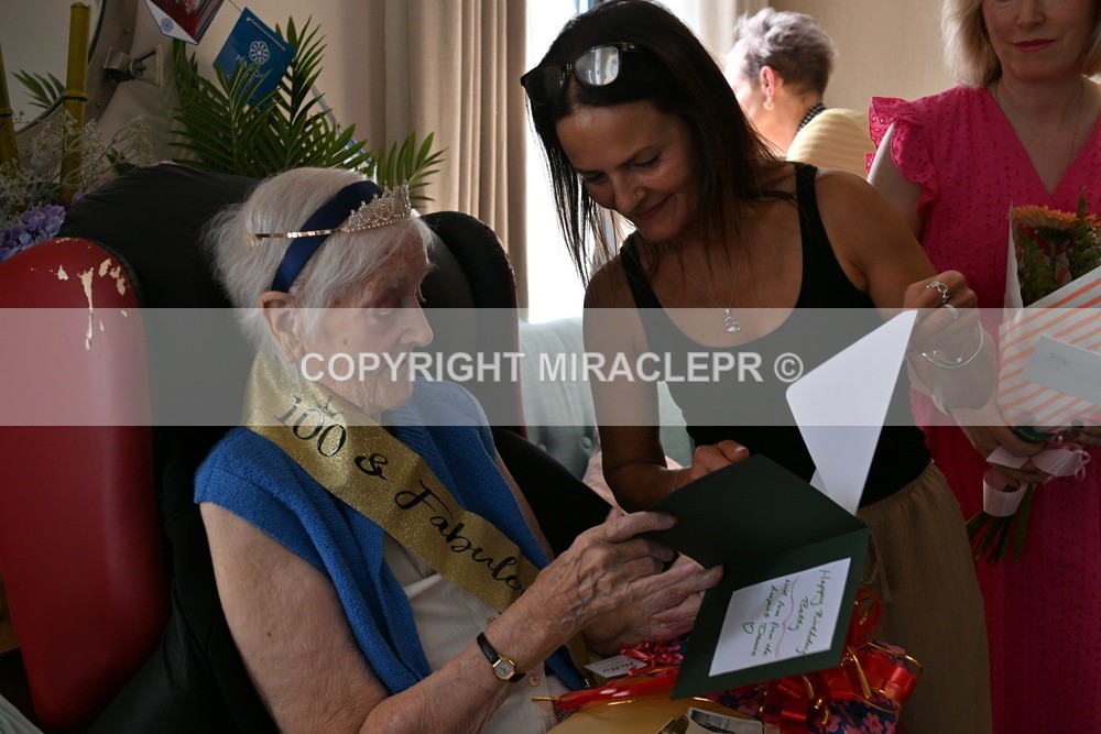 AM3_1358 - Iris and Betty.