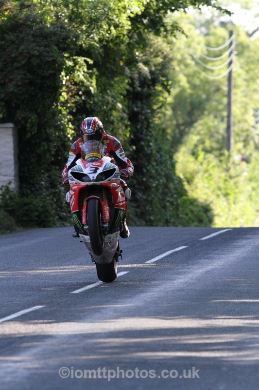 Ian Hutchinson Yamaha / Milwaukee Yamaha - Friday Practice - Solos