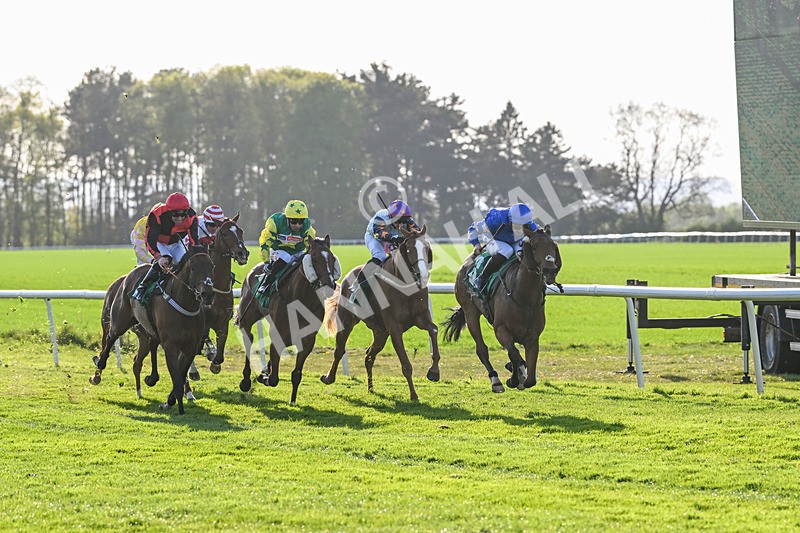 220425-Race 4-Jez Bomb-9071 - Race 4