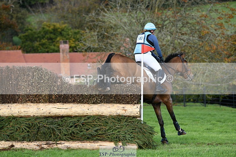 251024A-152834-14774 - C-240-Issy.Hollidge
