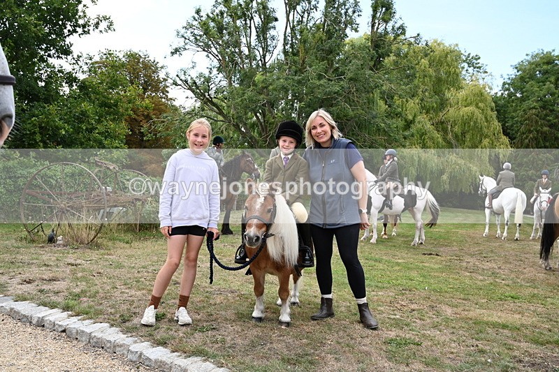 WJ6_3751 - Berks & Bucks - The Old farmhouse - Hound Exercise 20-08-25
