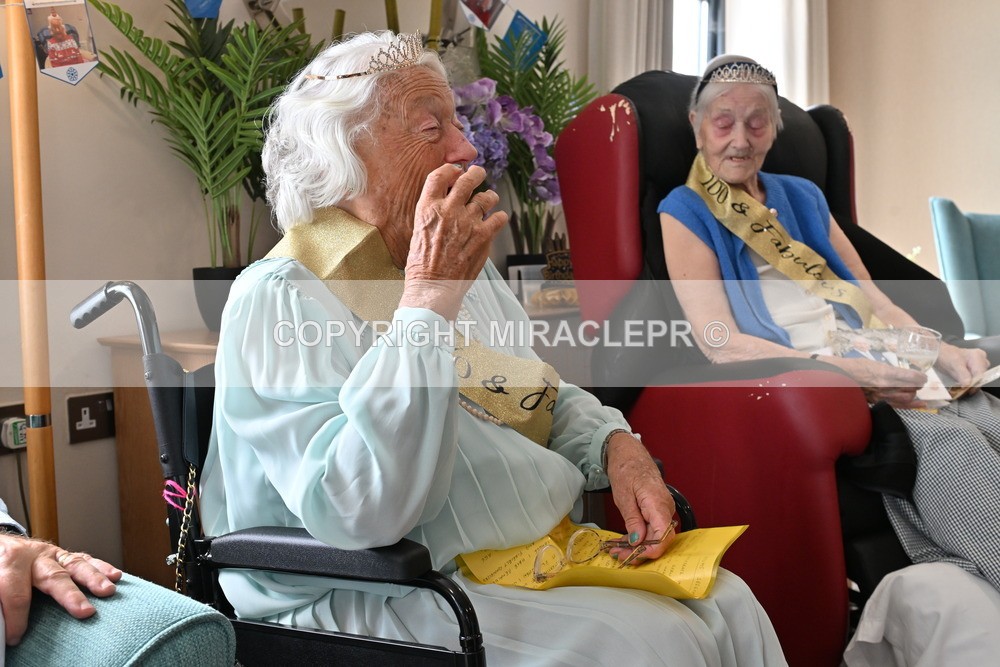 AM3_1143 - Iris and Betty.