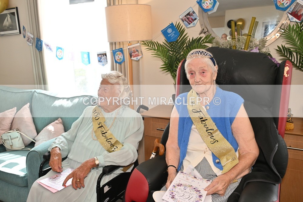 AM3_0843 - Iris and Betty.