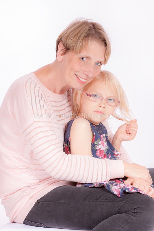 1SKJ6637 - Tina and Kayleigh.