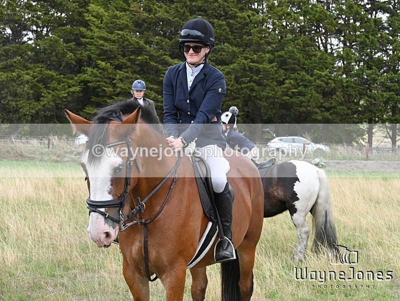 WJ7_0726 - Berks & Bucks Hound Exercise Blewbury 13-09-26