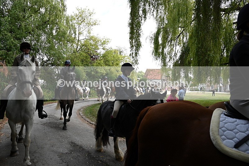 WJ6_4024 - Berks & Bucks - The Old farmhouse - Hound Exercise 20-08-25