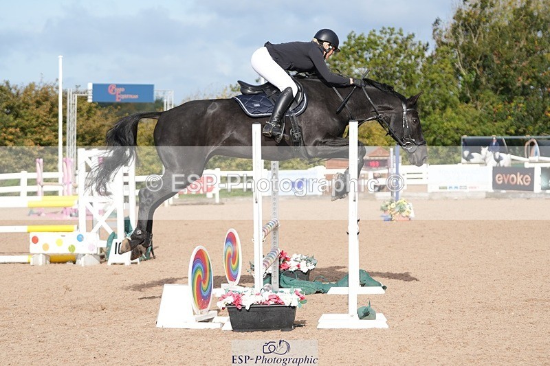 251005-102006-02516 - Cls 22 British Novice and 90cm