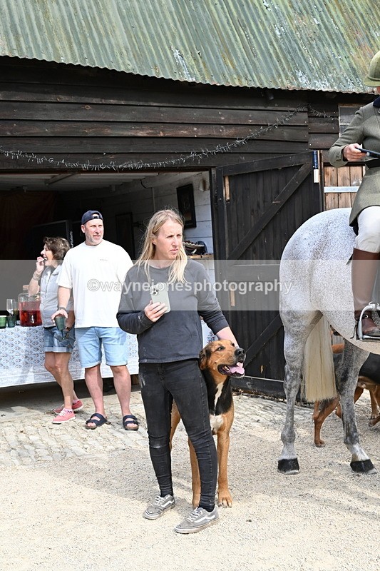 WJ6_3888 - Berks & Bucks - The Old farmhouse - Hound Exercise 20-08-25