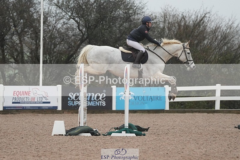 251207-120054-01931 - Cls 20 Snr Newcomers and 1.10m