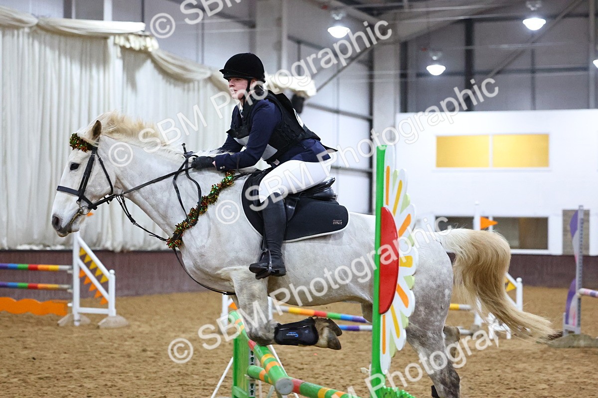 SBM_002877 - Class 6 - Holly & Ivy Stakes - 90cm