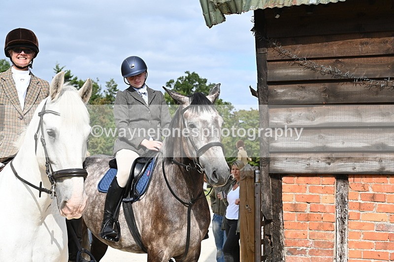 WJ6_3337 - Berks & Bucks - The Old farmhouse - Hound Exercise 20-08-25
