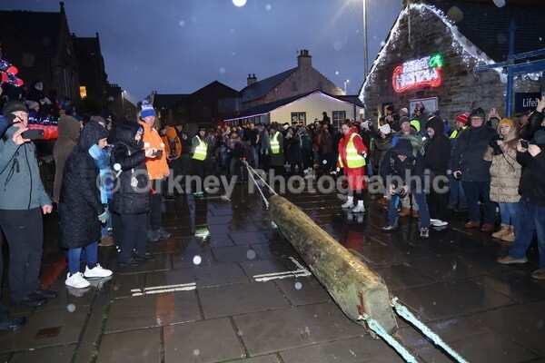 DAD_2059 - Stromness Yule Log Pull